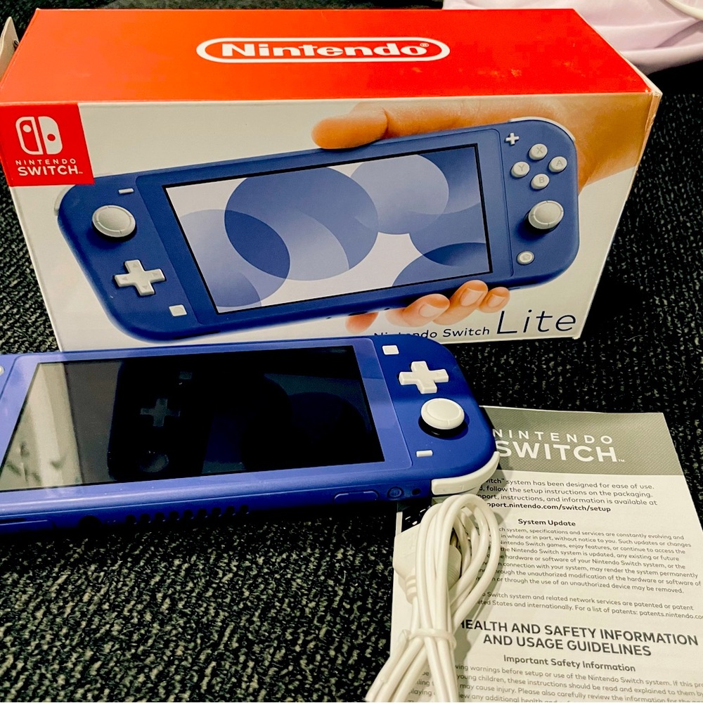 Nintendo Switch Lite w box, charger and Mario Kart Deluxe 8